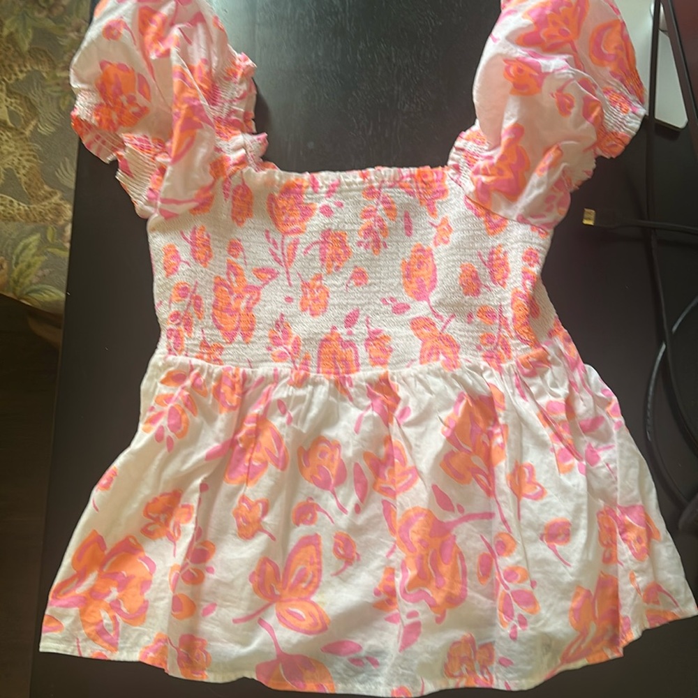 Vineyard vines floral blouse (size M). Worn once. Too big now.